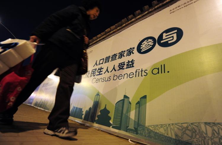 Chinese had doubts about the sixth census. The photo shows an advertisement for the census on a Beijing street.  (Getty Images)