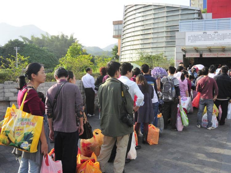 Chinese wait in line before Shenzhen Customs District building after shopping in Hong Kong. China's inflation has caused many Chinese to travel to Hong Kong to shop for necessities.  (Epoch Times archive)