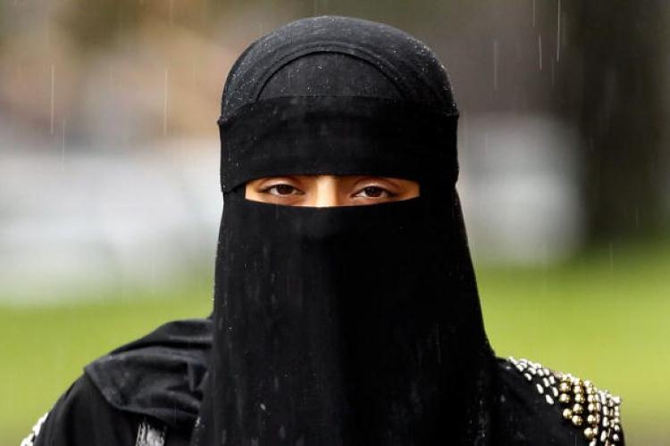 A woman wearing a full face Niqab on the streets. Syria has banned the wearing of full face veils in its universities.  (Christopher Furlong/Getty Images)