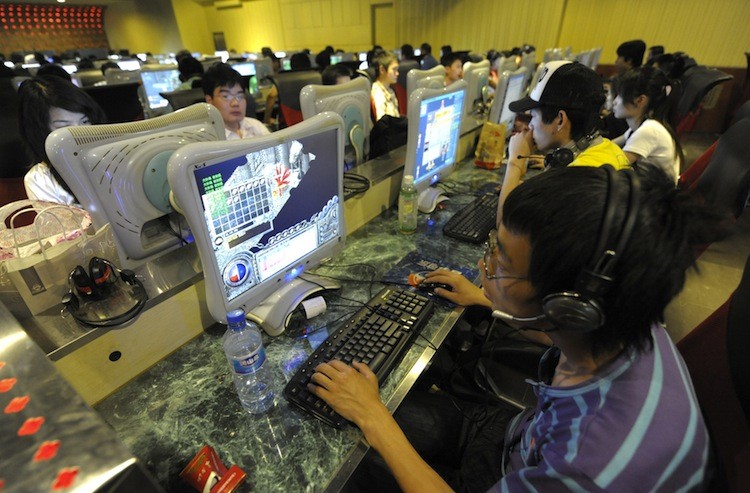 INTERNET CAFE: People use computers at an Internet bar in Beijing on June 3, 2009.  (Liu Jin-Pool/Getty Images)