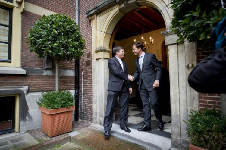 Prime Minister Mark Rutte says farewell to his predecessor Jan Peter Balkenende (L) on Oct. 14, 2010, at the doorstep of the prime ministers' office in The Hague.  (Valerie Kuypers/AFP/Getty Images)