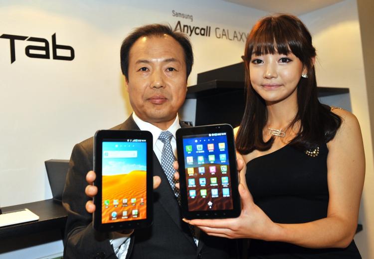 GALAXY TAB: J.K. Shin (L), president of the Samsung Electronics' mobile business, and a South Korean model show the company's new tablet computer, the Galaxy Tab, during a launching ceremony in Seoul on Nov. 4.   (Jung Yeon-Je/Getty Images)