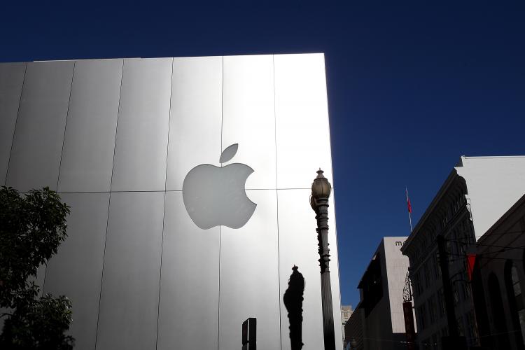 The Apple logo is displayed on the exterior of an Apple retail store on January 18, 2011 in San Francisco, California.  (Justin Sullivan/Getty Images)