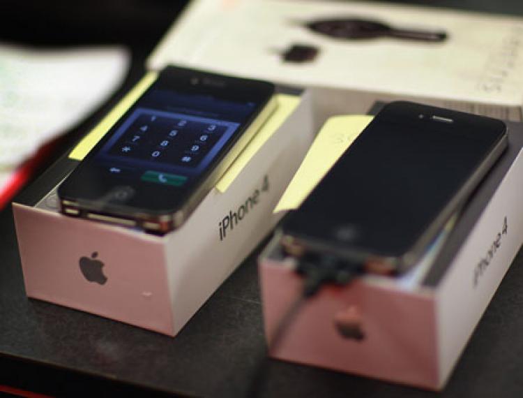 CELL PHONE BILL: iPhones are seen as they are charged at a store. A newly-introduced bill in Oregon will require retailers to apply warning labels about the effects of radio frequency waves on cell phones. (Joe Raedle/Getty Images)
