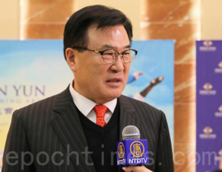 Ko Yeong Jin, Secretary of Education of South Gyeongsang Province, said that he will recommend all the Shen Yun programs to others. (The Epoch Times)