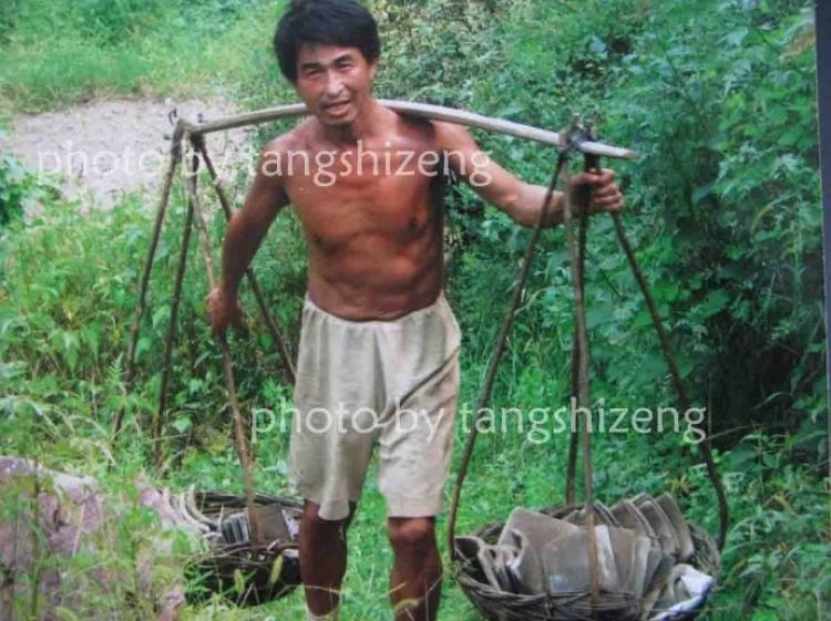 Former Peking University PhD student,Wang Qingsong carrying supplies. (Tang Shizeng)