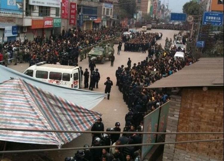 Thousands of protesters are being dispersed by police and armed vehicles in Yunnan on March 29.  (Letian.net)