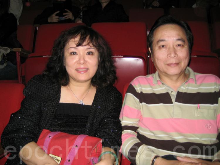 Mr. Yang Jin-Ken, and his wife, at the Shen Yun performance in Taipei. (Li Yuan/The Epoch Times)