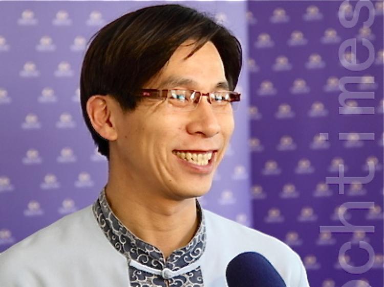 Pingtung County Deputy Magistrate Zhong Jiabin attends Shen Yun Performing Arts International Company's premiere in Kaohsiung, on April 6, 2011. (Cheng Shunli/The Epoch Times)