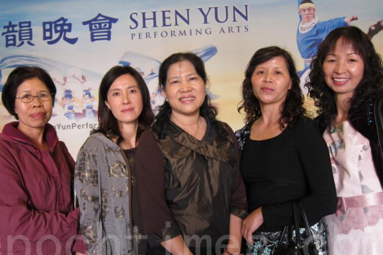 Neipu Dance Association President Li Xiufang (C) attends Shen Yun Performing Arts International Company's show at the National Dr. Sun Yat-sen University on April 6, 2011, along with a group of her students. (Li Jinyi/The Epoch Times)