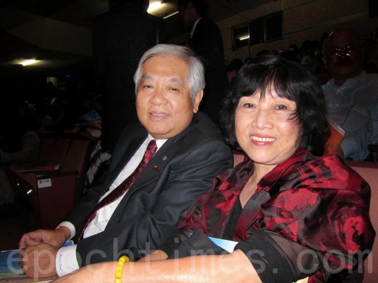 Mr. Tsai Ting-Pang (L) with his wife attended Shen Yun Performing Arts International Company's second show in Kaohsiung, on April 6.  (Dai Der-Man/The Epoch Times)