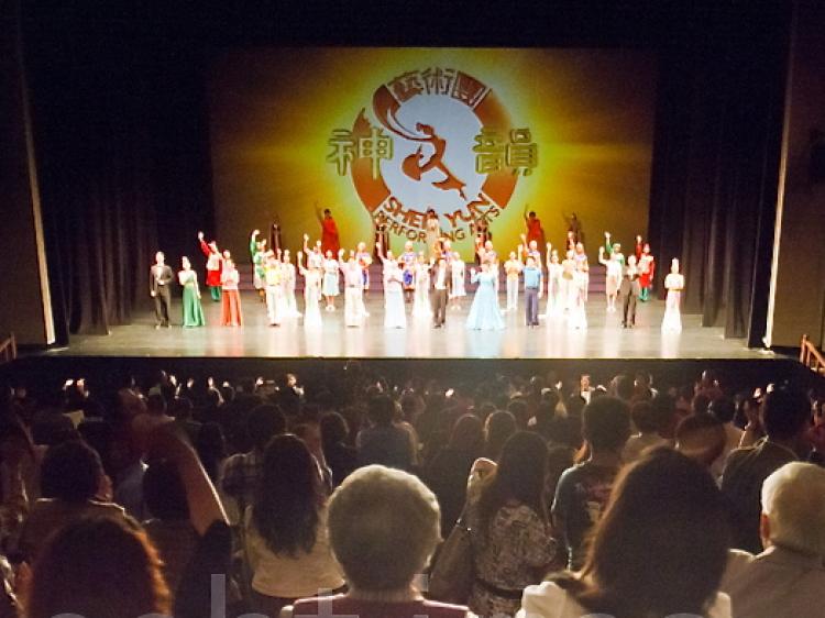 Curtain call at the Sun Yat-Sen Hall, Kaohsiung.  (Lo Ruixun/The Epoch Times)