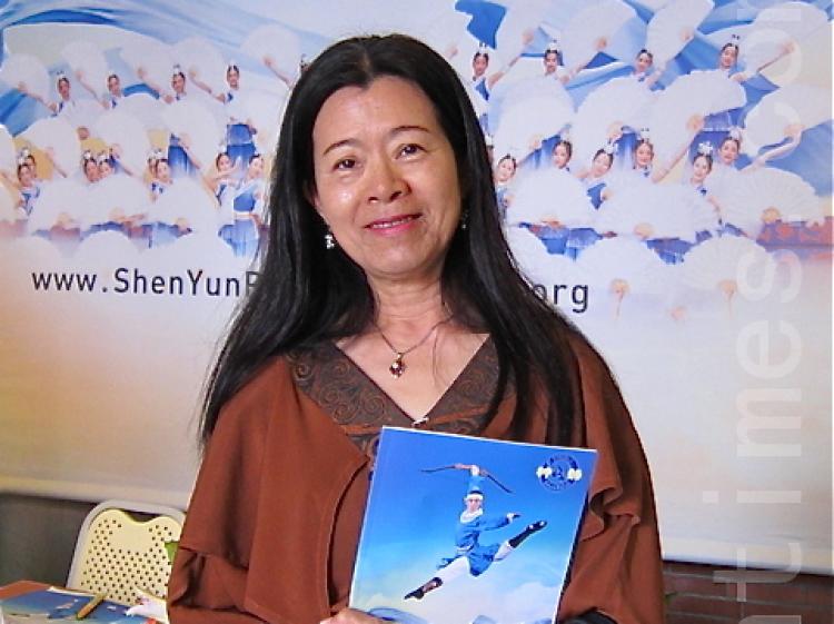 Oil painter Huang Shu-Lian at Shen Yun Performing Arts in Kaohsiung. (Jian Hui-Min/The Epoch Times)