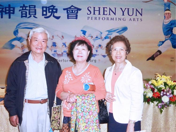 President of the Lions Club International Li Meihua (M) and her friends at Shen Yun Performing Arts in Kaohsiung. (Zhang Qiongfang/The Epoch Times)