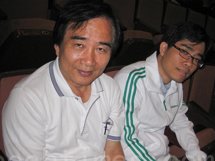 Dr. Zhuang Jiakun, dean of the College of Sport and Recreation Management, Tajen University of Technology attends Shen Yun Performing Arts International Company's show in Kaohsiung on April 6, 2011 along with his family members. (He Xiue/The Epoch Times)