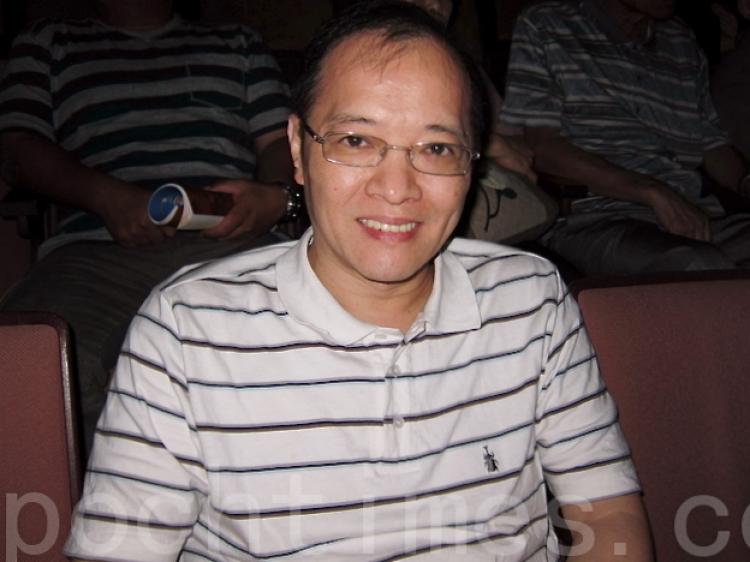 Mr. Huang Zhaofan, manager of Ho-Chi Book Publishing Co. at Shen Yun Performing Arts in Kaohsiung. (Zheng Wei/The Epoch Times)