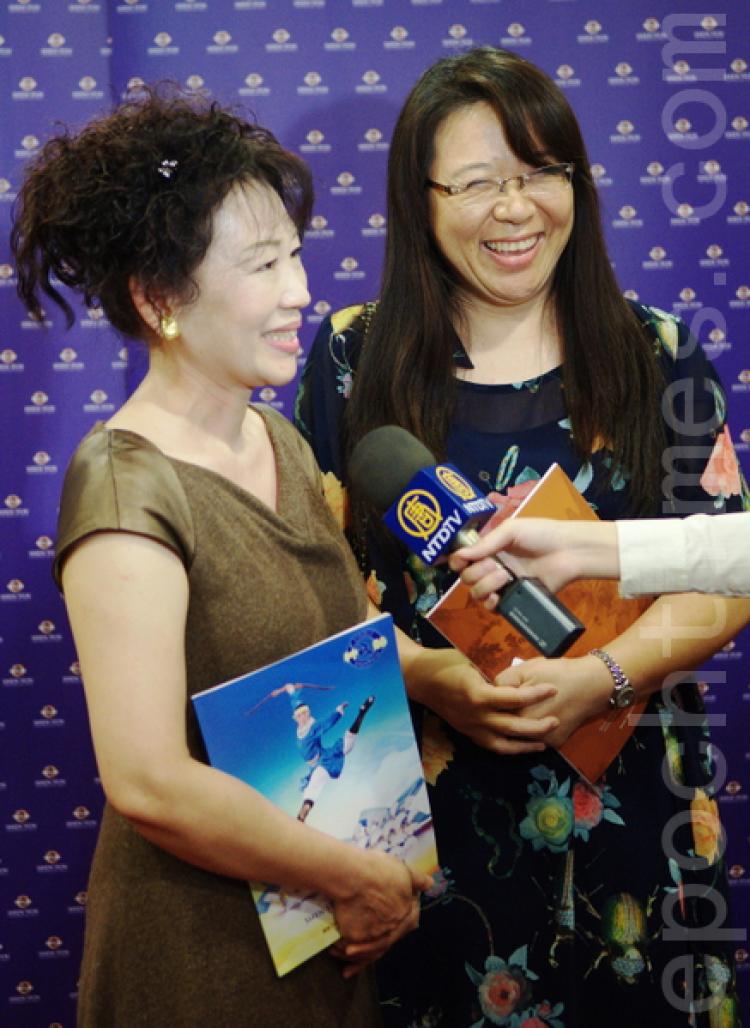 Ms. Ho Shanzhen (right) , a vocalist, watched Shen Yun Performing Arts International Company show in Tainan with Ms. Du Xuehui (left), a YWCA chorus director.(Photo by Li Yuan/The Epoch Times)