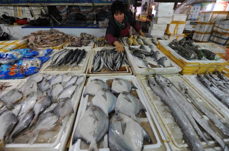 A fish stall in Hefei City. Overuse of antibiotics and fertilizer among farmers is common in China.  (STR/Getty Images)