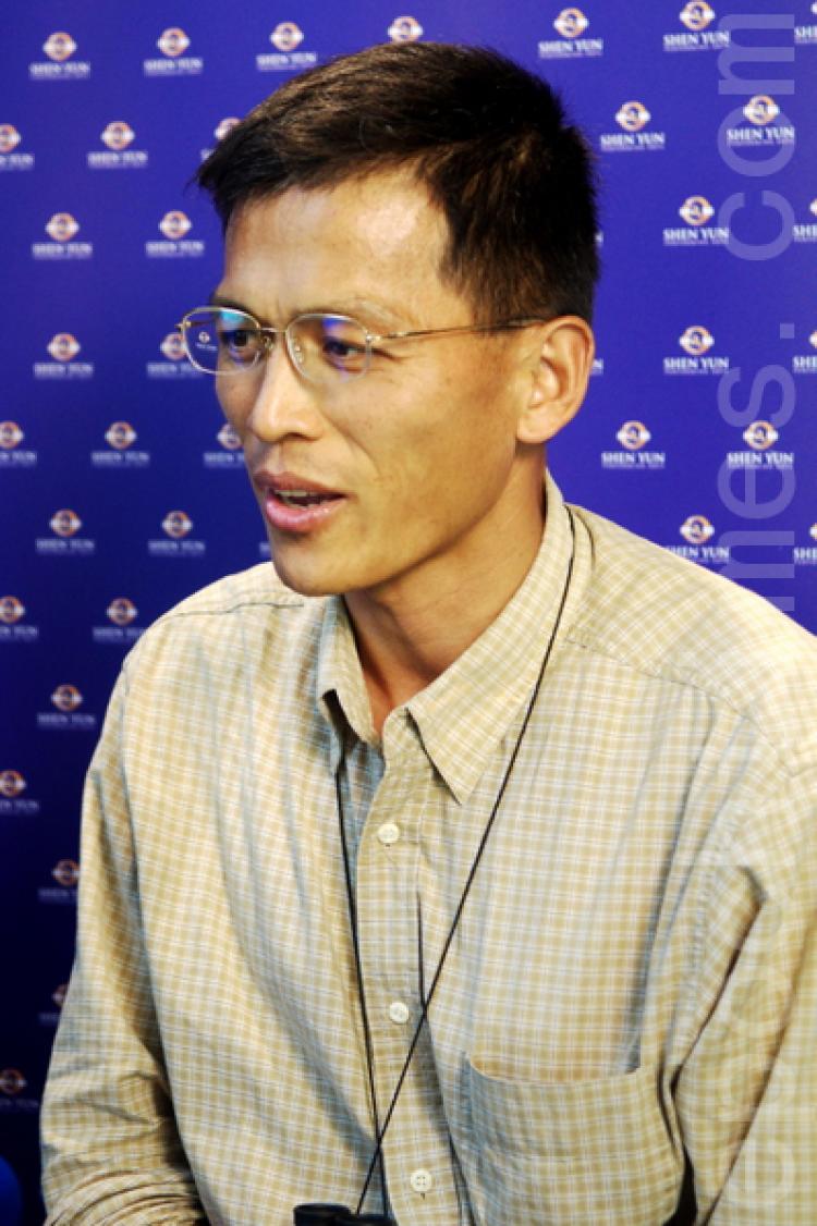 Mr. Lai Chungyu, owner of Jianmen Ecological Flora and Fruit Garden, attends Shen Yun Performing Arts International Company's second show in Changhua on the afternoon of April 17, 2011. (Li Yuan/The Epoch Times)