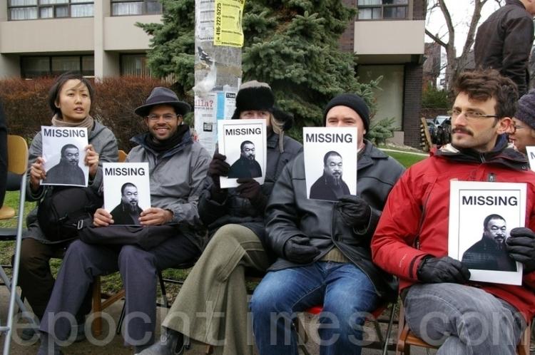 A group of about 100 people from the Toronto art community gathered outside the Chinese consulate on April 17 in Toronto, in support of the Chinese artist Ai Weiwei, who has been detained by Chinese authorities.  (Zhou Xing/The Epoch Times)