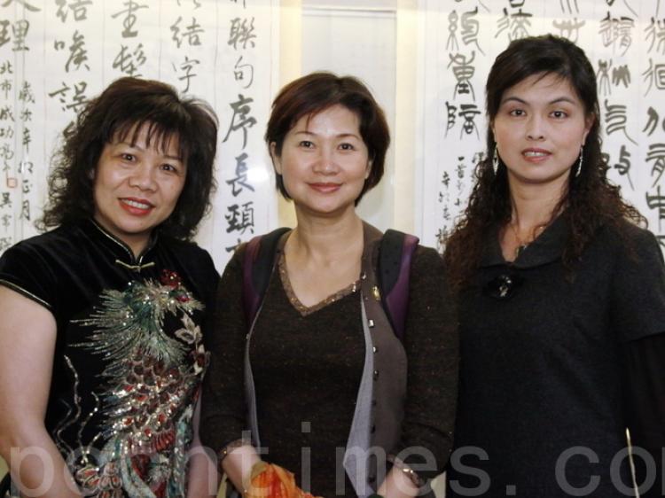 President of Chunu Kiwanis, Taiwan District of Kiwanis International Wu Mingfen (R), regional manager of Nan Shan Life Insurance Company Shu Yuying, former chief finance officer of Chunu Kiwanis Lai Meihui, after watching Shen Yun. (Lin Bodong/The Epoch Times)