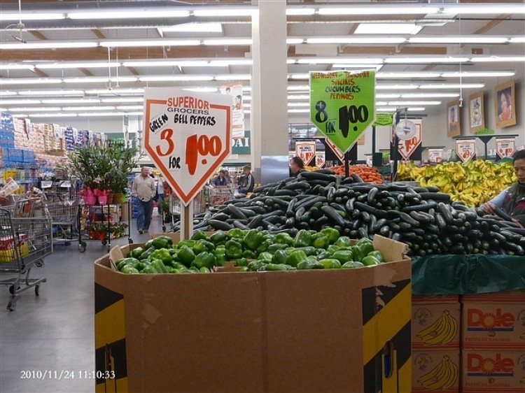 Photos showing prices of vegetables advertised in an American grocery store right before Thanksgiving 2010 were circulated by netizens in China where food prices have been soaring.  (Photo from a Chinese website)