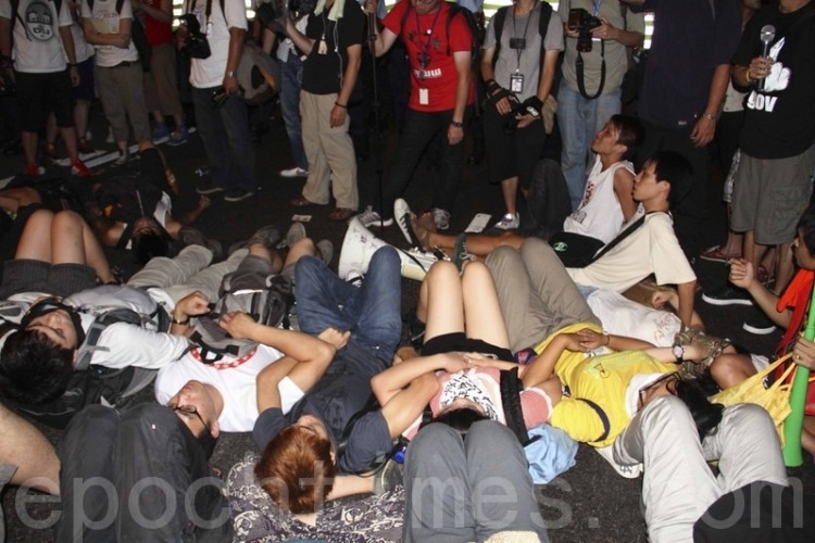 Peaceful demonstrators rest and relax after the July 1, 2011 protest march in Hong Kong.  (Cai Wenwen/The Epoch Times)