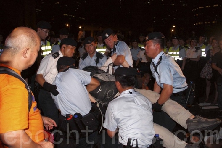 Police carry away a demonstrator after the July 1, 2011 protest march in Hong Kong. (Cai Wenwen/The Epoch Times)