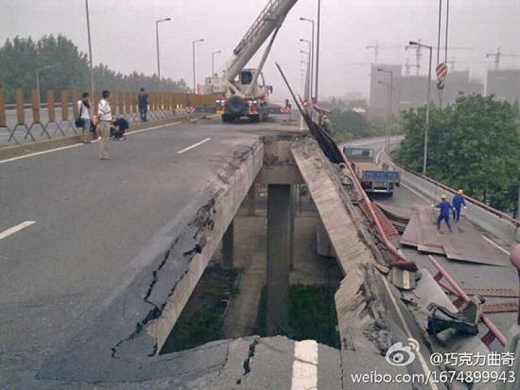 Large pieces fell out of the Third Qianjiang River Bridge in Hangzhou in the early morning hours of July 15, 2011. (Weibo.com)