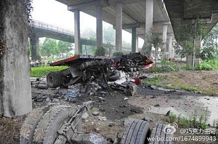 A heavy tractor trailer plunged over the side of the Third Qianjiang River Bridge in Hangzhou after hitting a huge hole where parts of the road bed had dropped out on July 15, 2011. (Weibo.com)