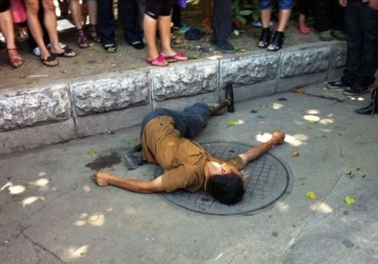 VICTIMIZED: A street fruit vendor with only one leg was beaten to death by security forces in Anshun City, Guizhou Province. (Weibo.com)