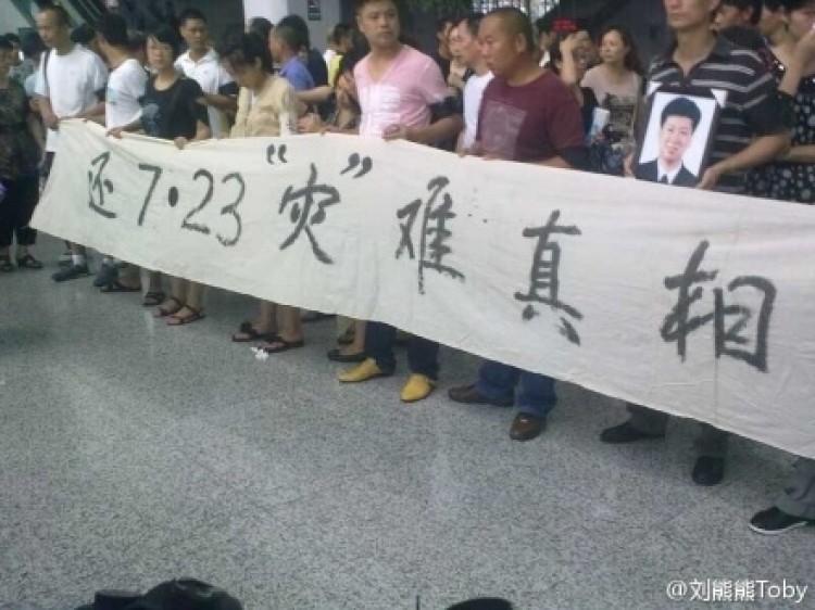 Families of people killed in the Wenzhou crash demand answers. (Liu Xiongxiong)