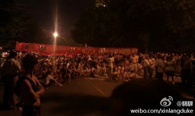 Thousands of residents from the southern Chinese city of Nanning protested over the weekend after police ignored the case of a local activist being beaten. (Weibo.com)