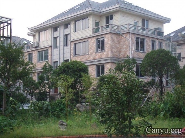 Corrupt official Wang Rongfei now lives in a mansion while the farmers he ripped off dare not speak up. (Photography by Canyu.org)
