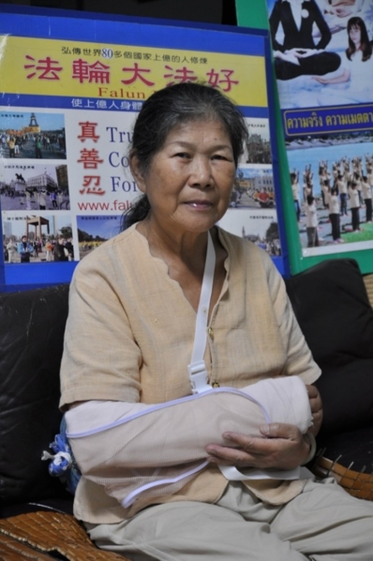 The 72-year-old Falun Gong practitioner Lin Cai was beaten in front of the Chinese Embassy in Bangkok, resulting in a broken bone in her right arm. (Courtesy of Lin Cai)