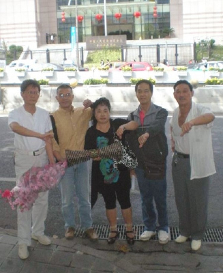 Activists from the southern Chinese province of Guizhou deliver an elegant vase to the headquarters of China's so-called 'eight participating parties' on Oct. 8. (Courtesy of Members of China Democracy Party at Guizhou)