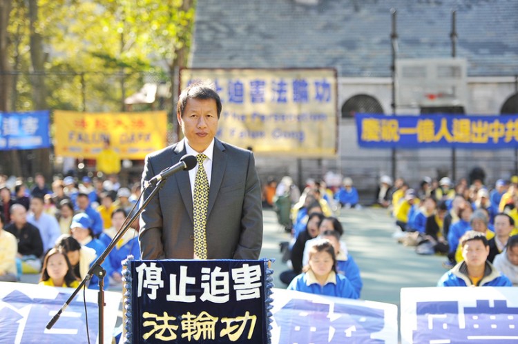 Li Dayong, executive director the Tuidang movement, which helps Chinese nationals quit the Chinese communist party, speaks at a rally on Oct. 16, 2011 in New York's Chinatown. Over 100 million have already quit the party. (Dai Bing/The Epoch Times)