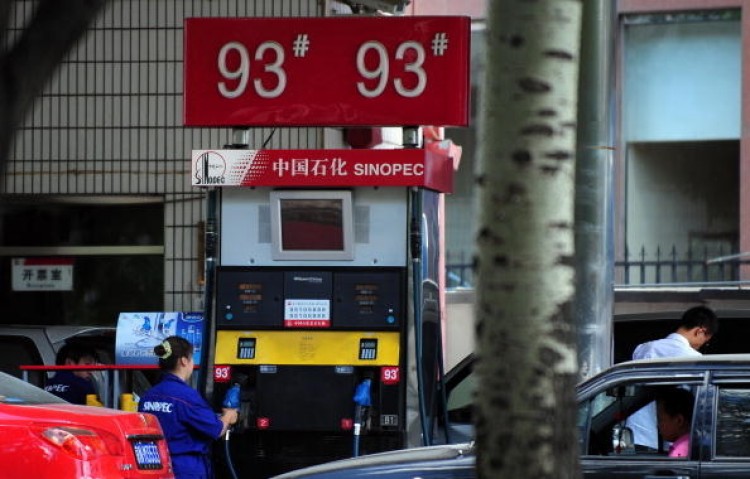 Since refinery oil prices have dropped in China, the two state-owned giants, PetroChina and Sinopec, have been controlling fuel supply, causing shortages at privately owned gas stations.  (AFP/Getty Images)
