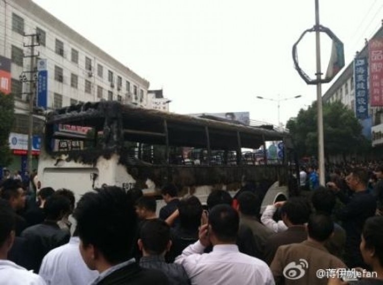 Protestors burned a bus.  (Weibo.com)