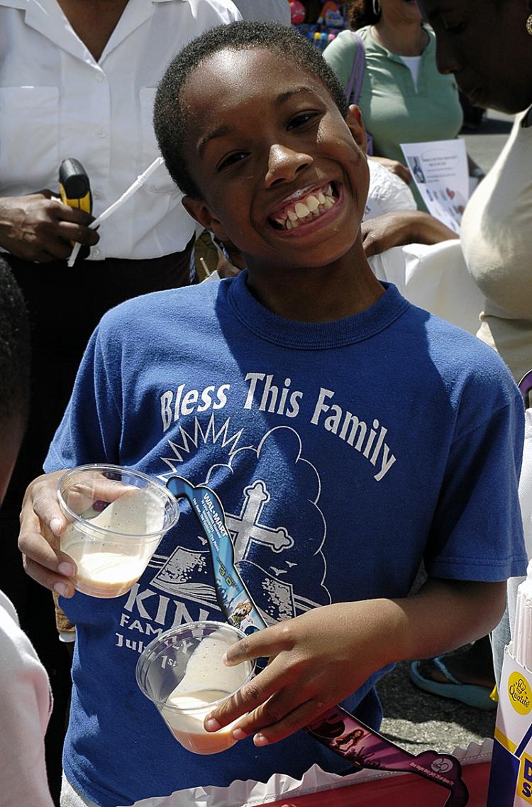 Harlem children are happy to learn about a healthy breakfast.  (Helena Zhu/The Epoch Times)