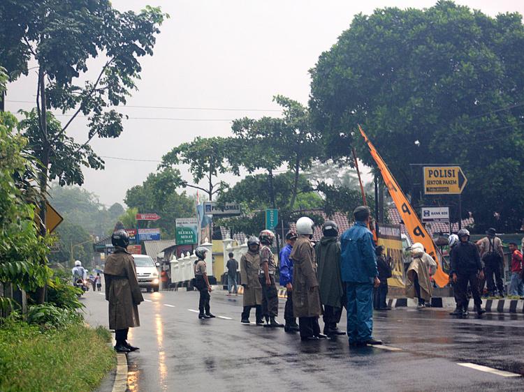 Indonesian police coordinate cleanup and evacuation efforts at the base of Mount Merapi. (The Epoch Times)