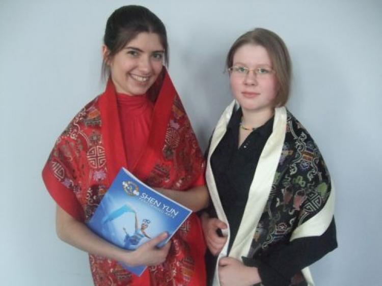 Violin teacher Ms. Chadzynska and her sister, music student Ms. Chadzynska (The Epoch Times)
