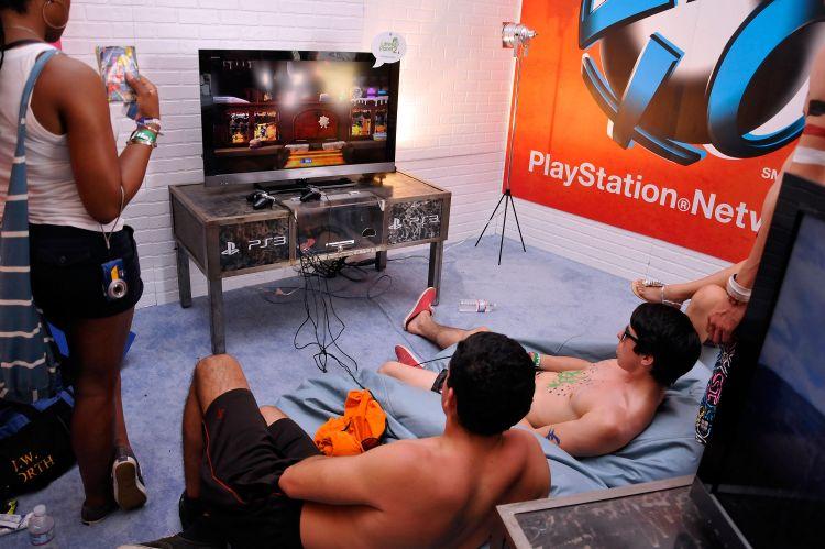 INTERNET LINKED: Video gamers log onto the PlayStation Network at the Coachella Valley Music & Arts Festival 2011 held at the Empire Polo Club on April 17 in Indio, Calif. (Michael Tullberg/Getty Images)