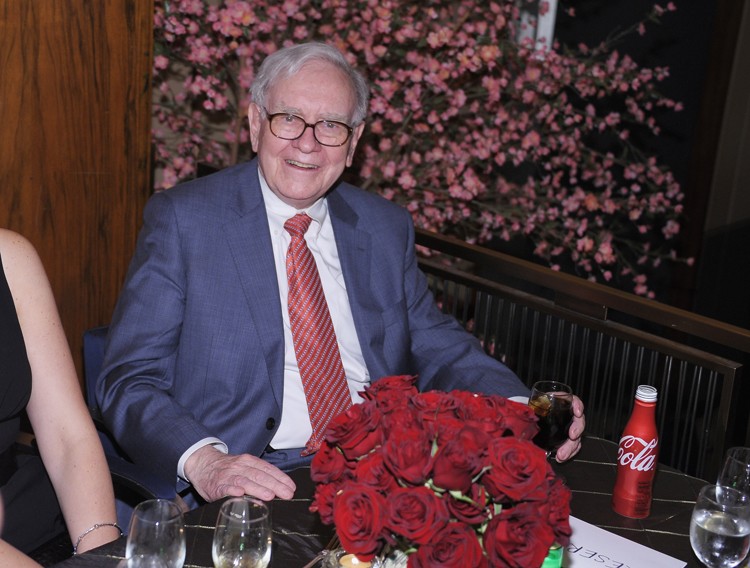 NEW YORK, NY - MAY 16: Warren Buffett attends the 'Too Big To Fail' New York Premiere after party at the Four Seasons Restaurant on May 16, 2011 in New York City. (Michael Loccisano/Getty Images)