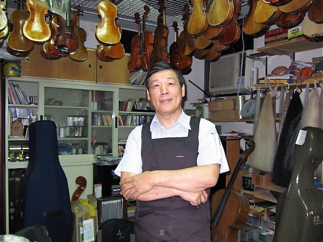 Mr. Baroque Wang, a renowned violin restoration master
