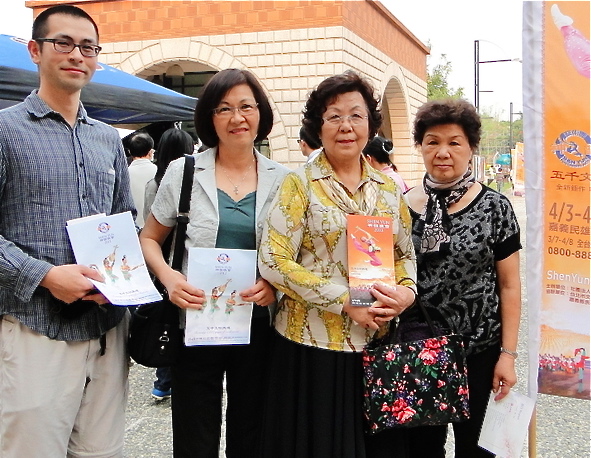 Ms. Huimei Fang (2nd R), director of the Chiayi City Vision Chorus