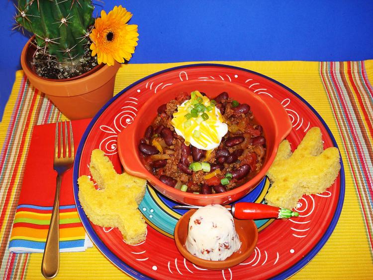 GAME-TIME FARE:A steaming bowl of chili with southern cornbread and all the fixings make this a tempting meal. (Sandra Shields/The Epoch Times)