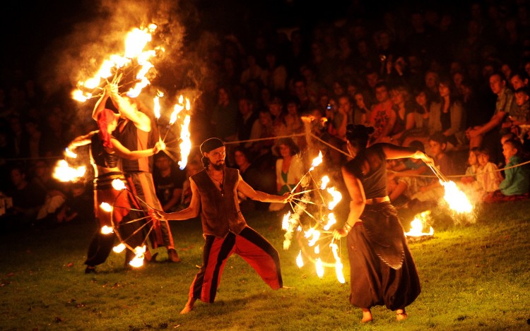 Fire artists of the group 