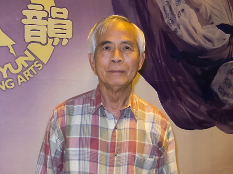 Painter Chen Chia-Shang watches Shen Yun