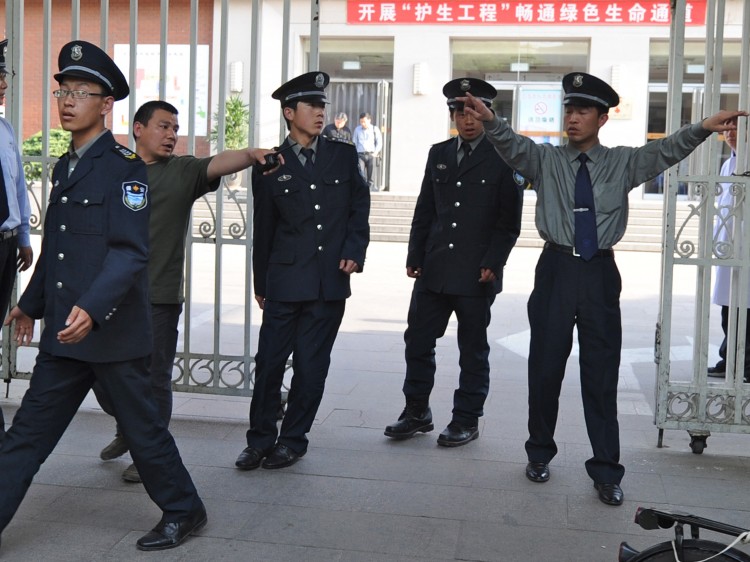 Security police prepare to evict reporters trying to see blind rights activist